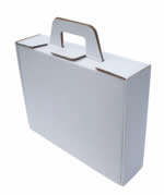 Белый картонный чемодан в закрытом виде